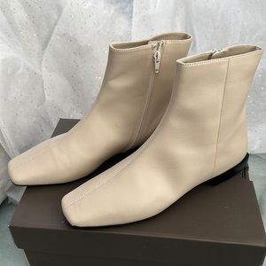 NEW! Linda Paola Rad Bootie in cream. Size 10